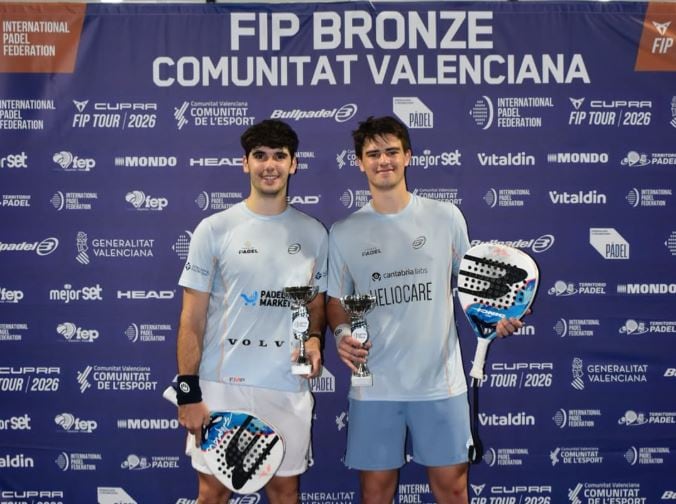 Marc Sintes i Daniel Santigosa amb els guardons com a campions del FIP Bronze d'Elx.