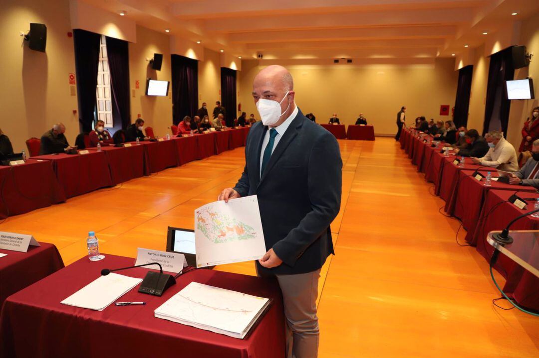 El presidente de la Diputación de Córdoba, Antonio Ruiz, durante un Pleno en la institución provincial