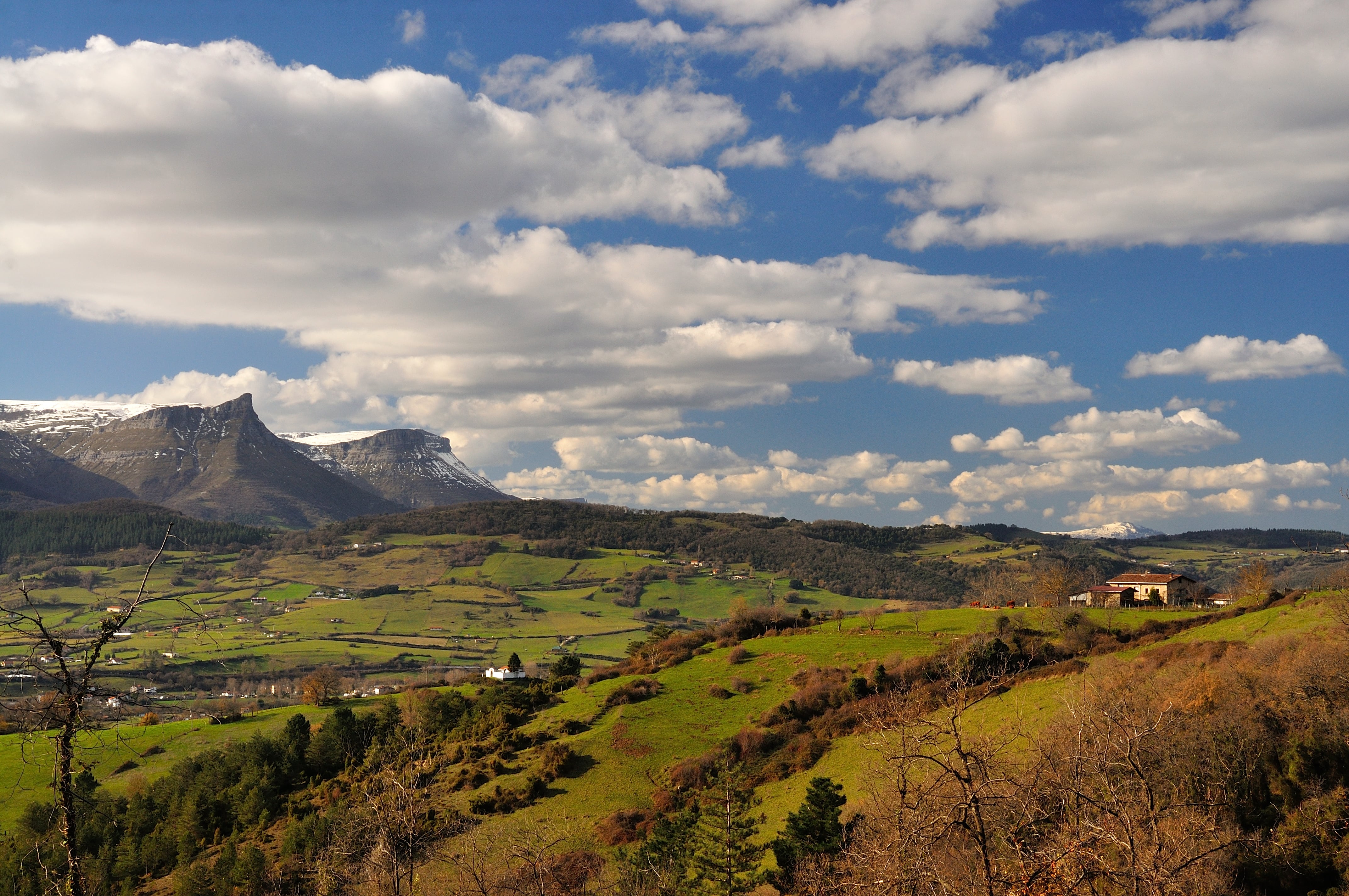 The Nervión River flows down the valley until it reaches the province of Vizcaya, near the city of Orduña. In Basauri it joins the Ibaizábal, a river of similar flow and length, crossing Bilbao together until it reaches its mouth in the Cantabrian Sea.