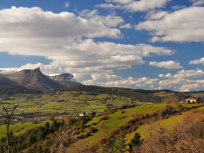The Nervión River flows down the valley until it reaches the province of Vizcaya, near the city of Orduña. In Basauri it joins the Ibaizábal, a river of similar flow and length, crossing Bilbao together until it reaches its mouth in the Cantabrian Sea.