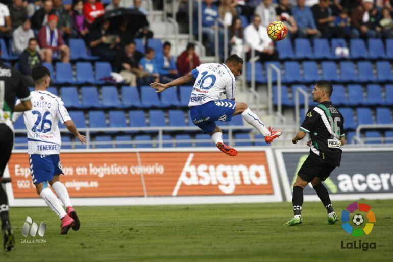 Acción de Suso en el encuentro entre el Tenerife y el Córdoba