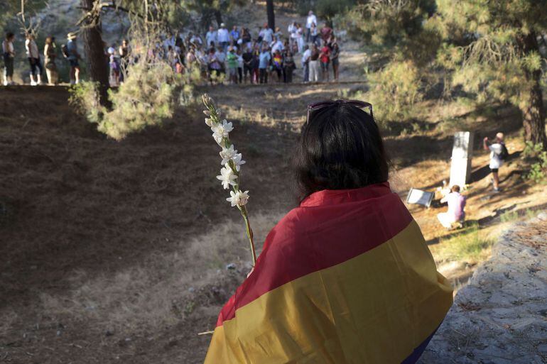 Cuando se cumplen 80 años del fusilamiento de Federico García Lorca, el 19 de agosto de 1936, un grupo de personas convocadas por distintos colectivos recorrió en Granada la llamada &quot;carretera de la muerte&quot; para recordar al poeta. 