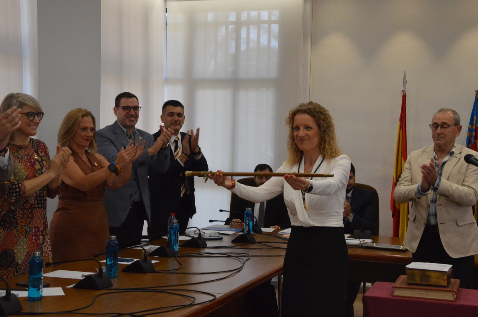 La nueva alcaldesa de Xirivella, en Valencia, tras coger la vara de mando este sábado en el pleno municipal.