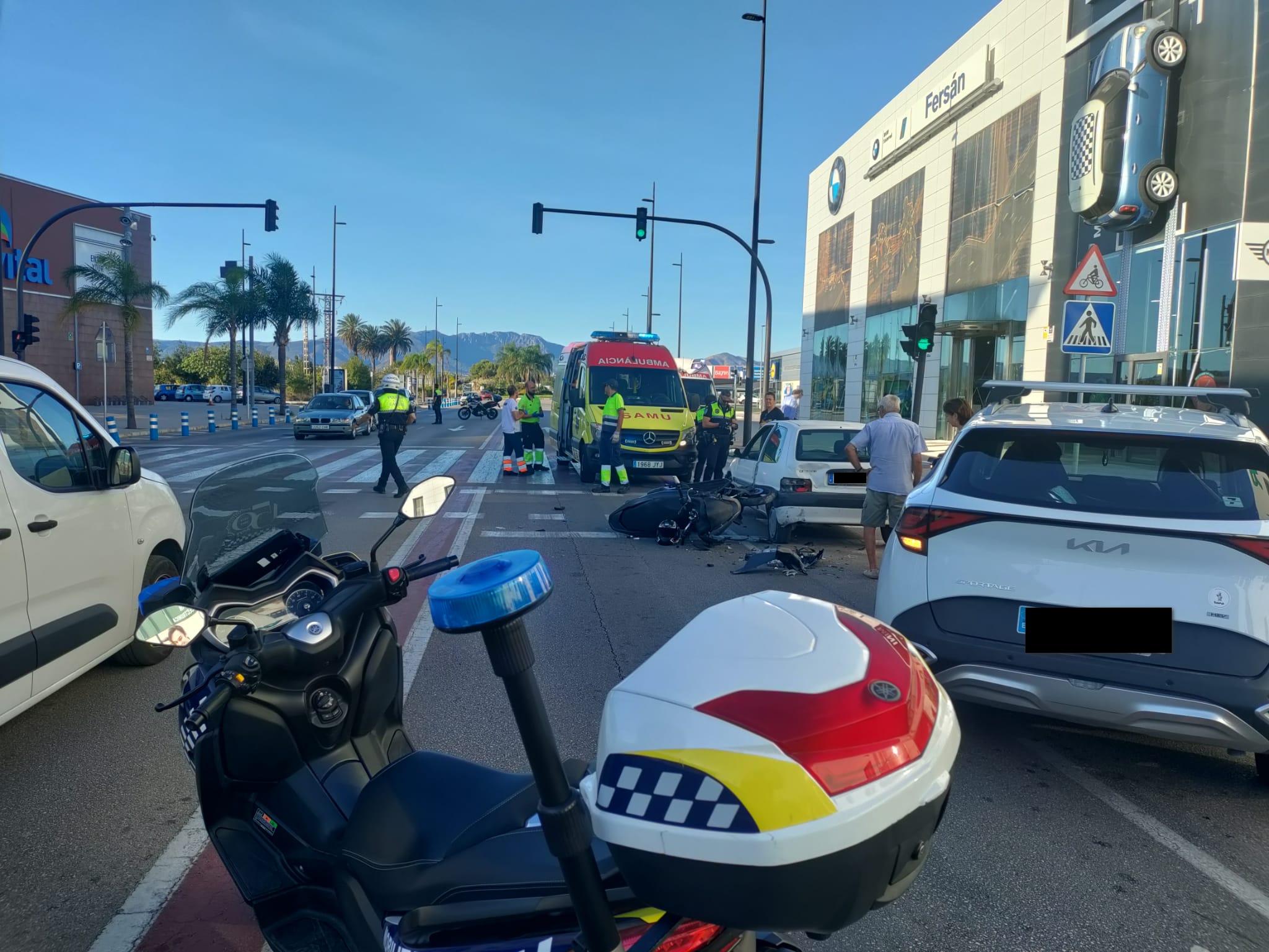 Momento del accidente esta mañana en la Avenida de la Vital de Gandia.