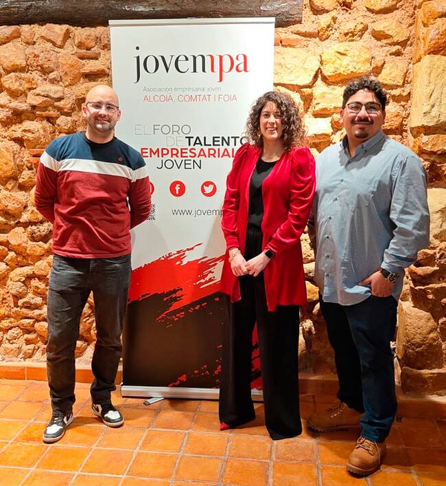 Pau Sanchis, Laia Santamaria y Vicente Figuerola, vicepresidente, presidenta y secretario