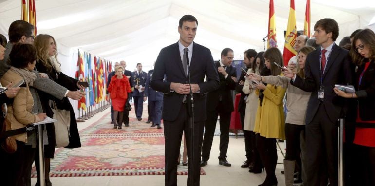 GRA037 MADRID, 06/12/2014.- El secretario general del PSOE, Pedro Sánchez, en declaraciones a los medios antes de la recepción del 6 de Diciembre en el Congreso, donde se ha mostrado convencido de que al final la reforma constitucional &quot;se abrirá paso&quot;, a