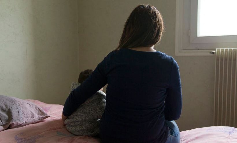 Imagen de archivo de una mujer y un niño de espaldas. / Geoffroy Van Der Hasselt. (AFP (Getty Images))