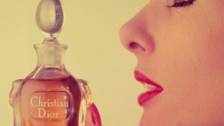 Un hombre aprende francés porque su sueño es ser la voz de los anuncios de perfumes en Navidad