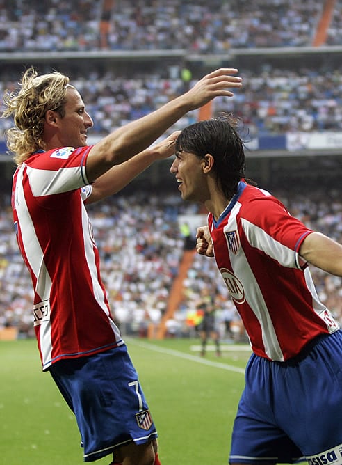 Forlán y Agüero celebran un gol del Atlético de Madrid