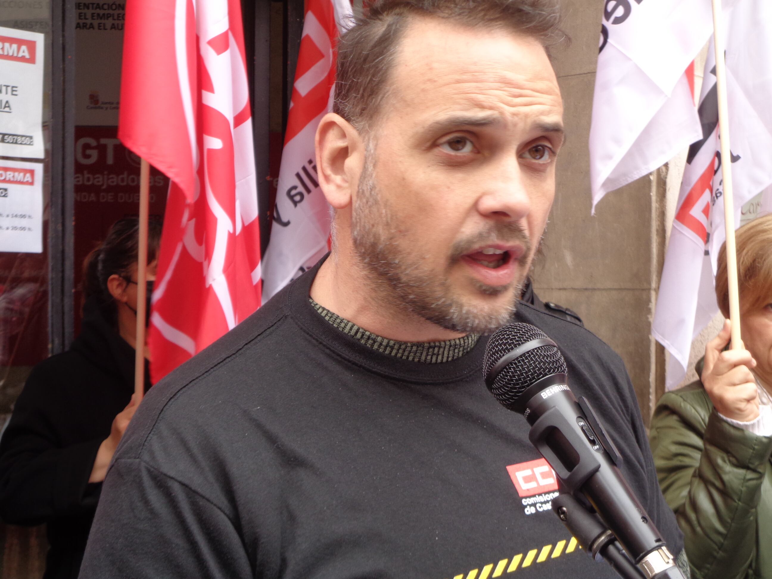 El secretario comarcal de CCOO en la lectura del manifiesto