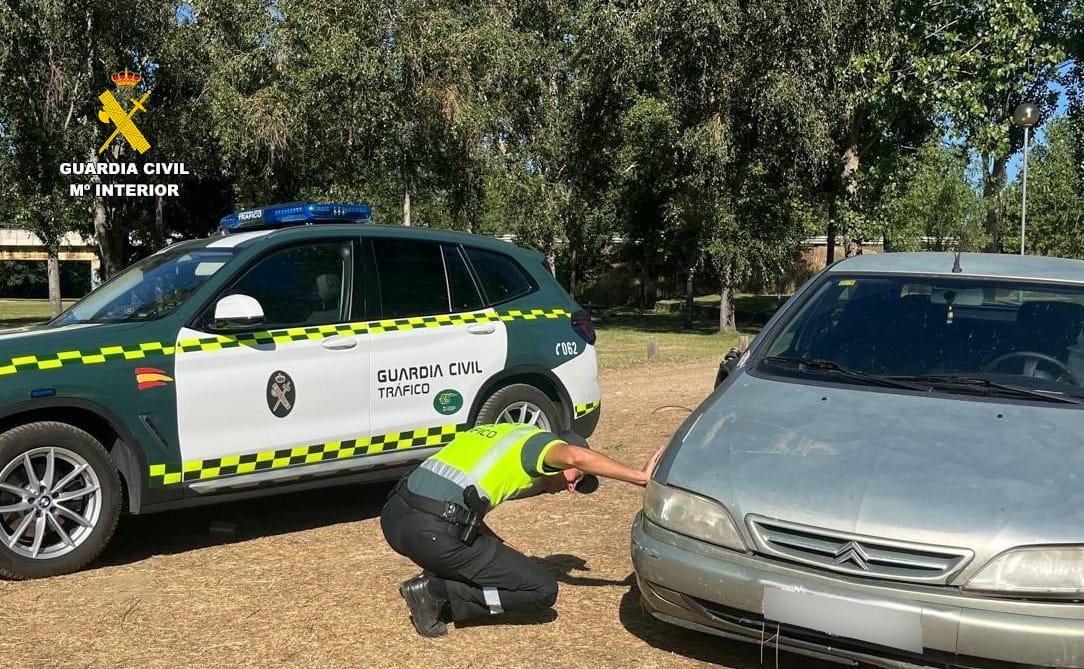 La Guardia Civil intercepta a un conductor que se dio a la fuga en Camarzana de Tera. Foto Guardia Civil