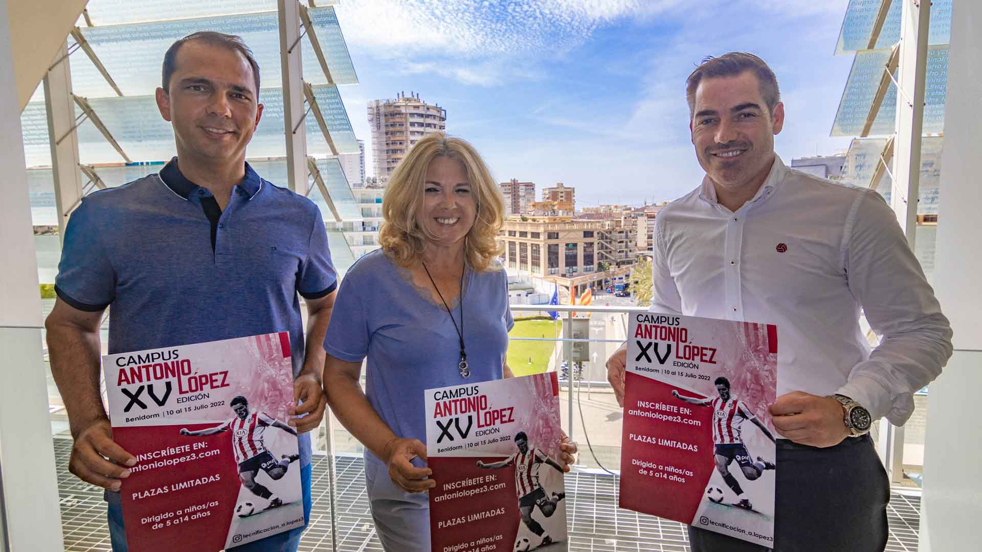 La concejal de Deportes Mariló Cebreros, junto al propio Antonio López y al coordinador del campus, Alejandro Este, durante la presentación del XV &#039;Campus Antonio López&#039;