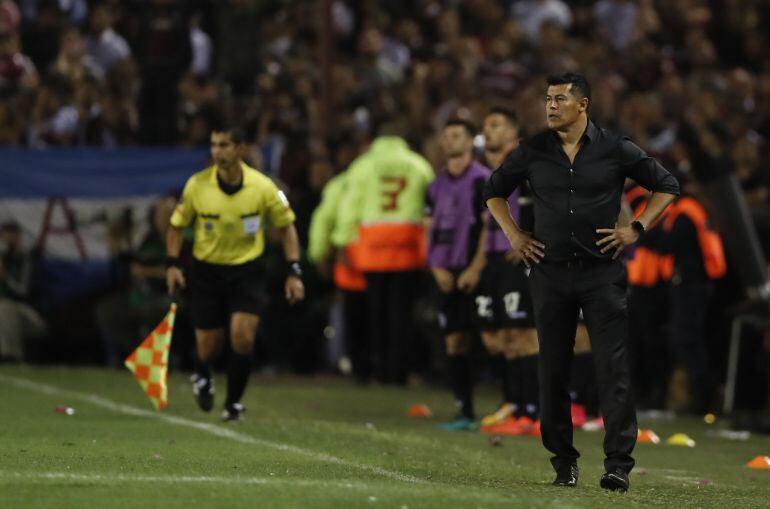 El entrenador de Lanús Jorge Almiron dirige en la final de la Copa Libertadores entre Lanús