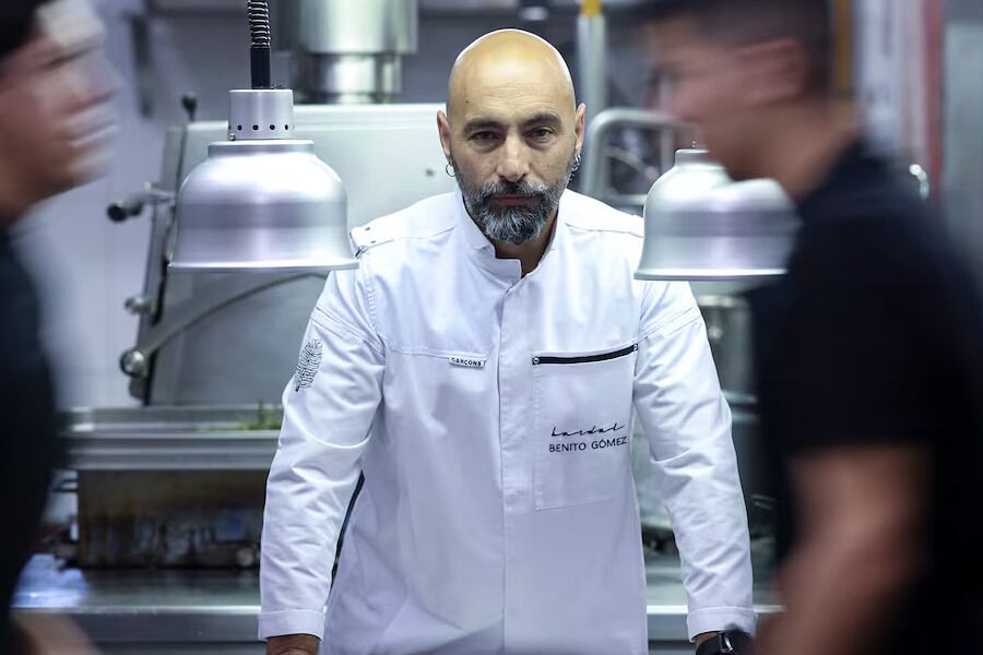 Benito Gómez, en la cocina del restaurante Bardal, en Ronda.