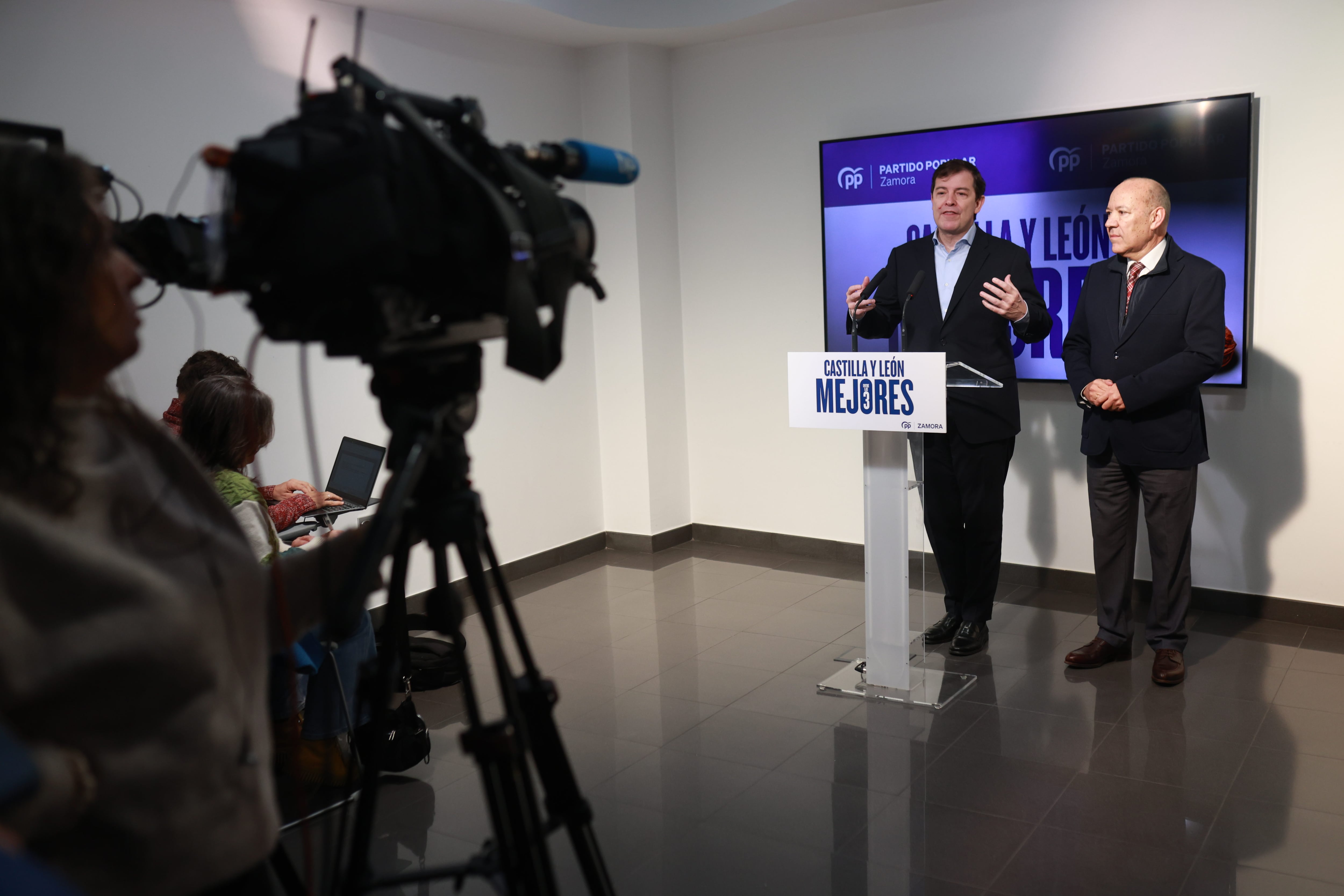 El presidente del PP de Castilla y León, Alfonso Fernández Mañueco, comparece ante los medios de comunicación en la capital zamorana.