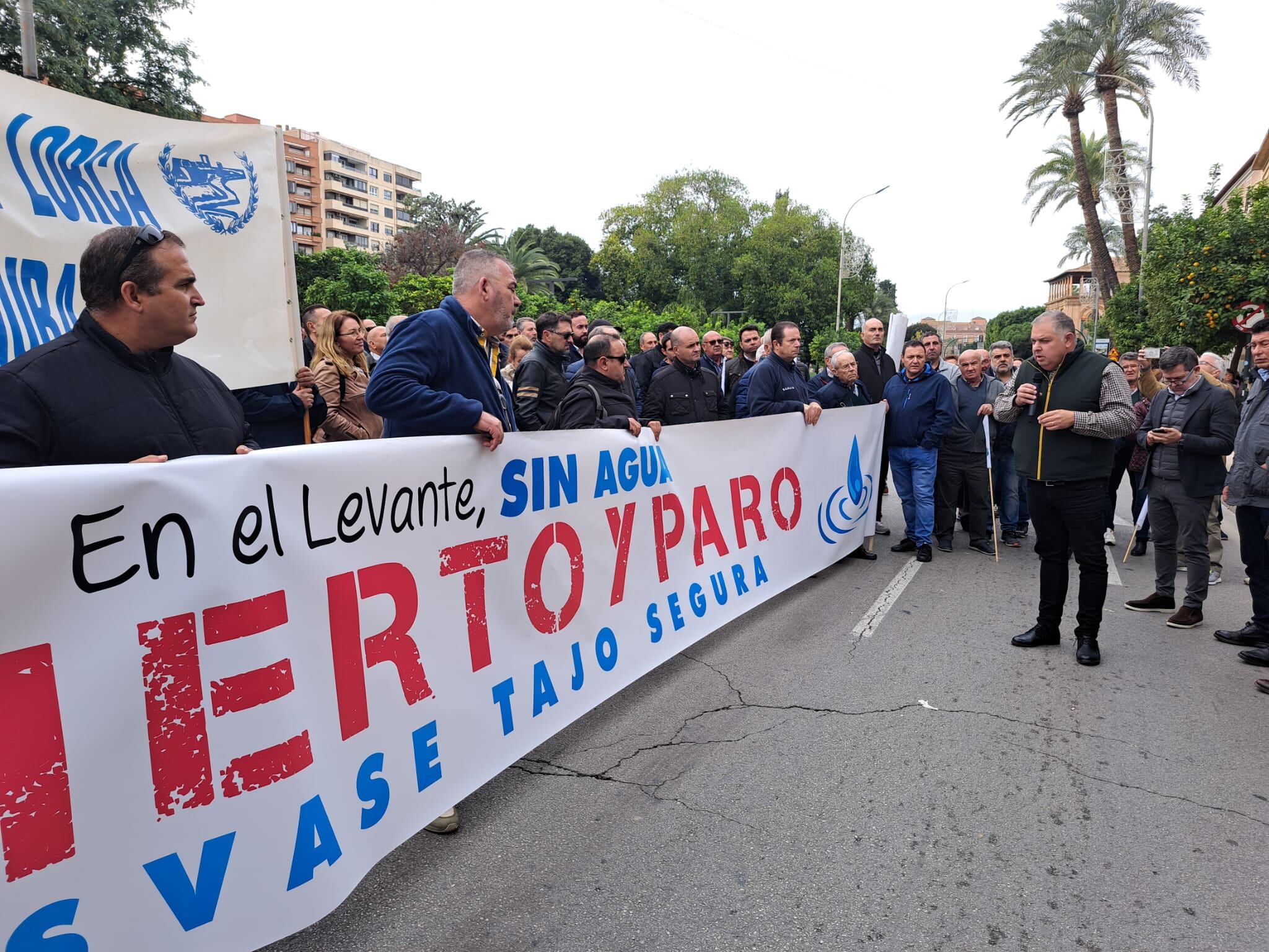 Lucas Jiménez se dirige a los regantes tras la reunión con el Delegado del Gobierno