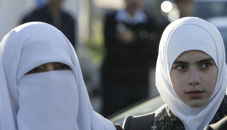Foto d'arxiu d'una dona amb niqab i la seva filla mab hijab a Leers, al nord de França