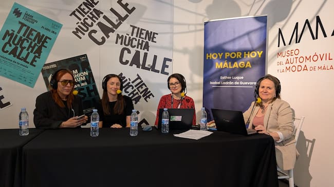 De izquierda a derecha: Alba Melendo y Raquel Sobrín, creadoras del pódcast Fashion Sucks, junto a las periodistas Isabel Ladrón de Guevara y Esther Luque, en el MAM Fashion Forum.
