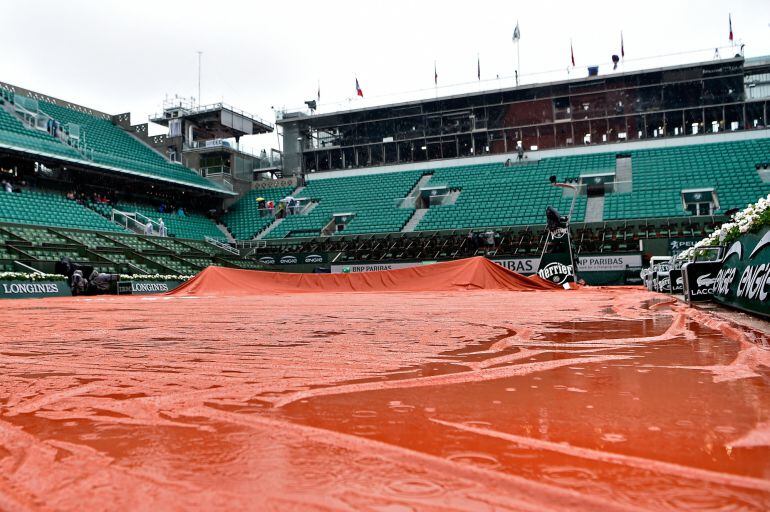 La pista de Roland Garros, encharcada