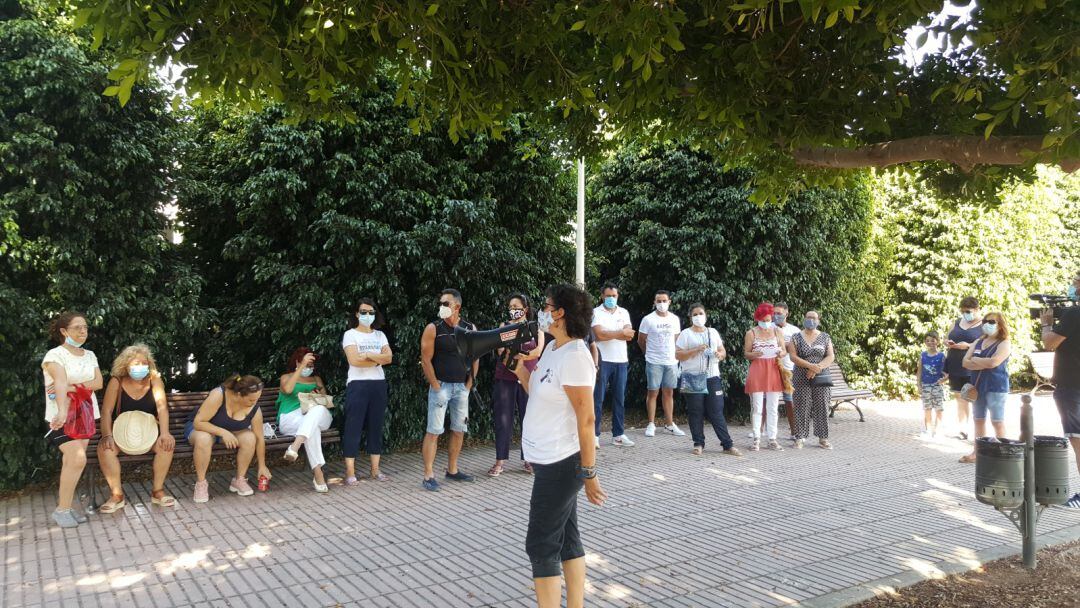 La secretaria general en l&#039;Alacantí-les Marines, de CC.OO, durante la lectura del manifiesto a las puertas de la empresa hortofrutícola.