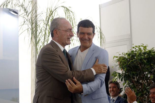 El alcalde de Málaga, Francisco de la Torre, y el actor malagueño, Antonio Banderas, se saludan en un acto