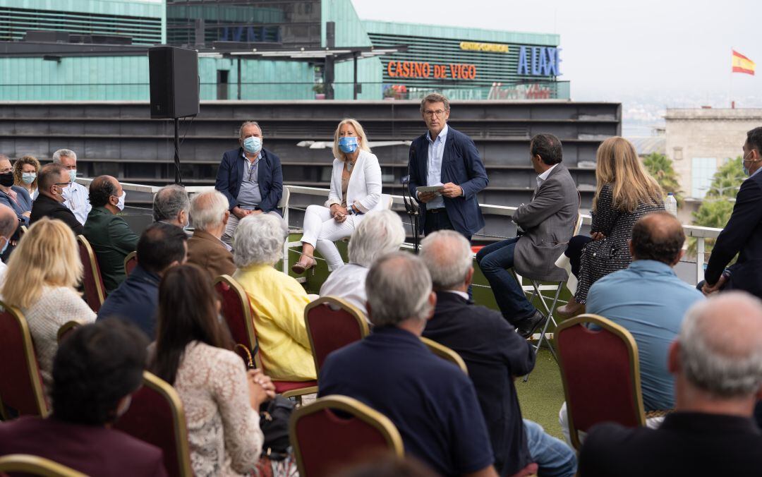 El candidato del PP gallego, Alberto Núñez Feijóo (de pie), durante su discurso sobre el turismo en el Hotel Bahía de Vigo.