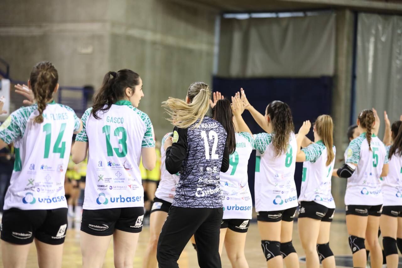 Las jugadoras del Elche Atticgo saludan a la grada antes de su partido en Logroño