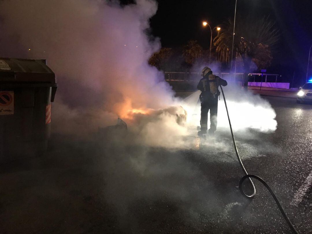 Bomberos de Córdoba actuando en el incendio de un contenedor