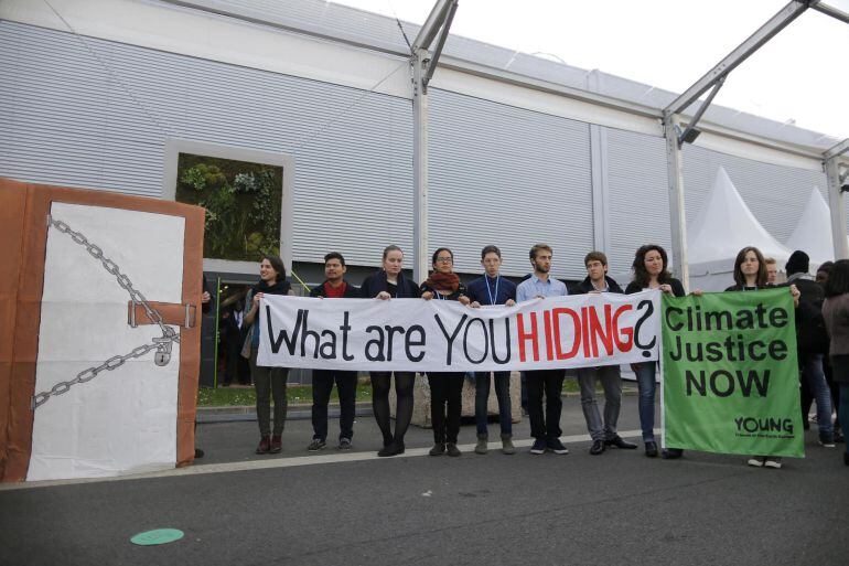 Un grupo de activistas de la ONG &quot;Amigos de la Tierra&quot; pide que se adopten medidas ambiciosas para frenar el cambio climático en la Cumbre del Clima que esta celebrando en París este semana. 