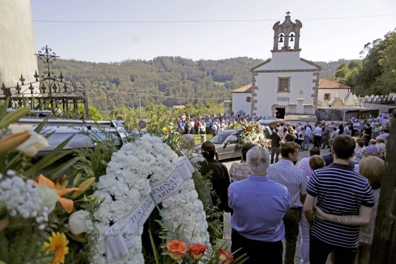 GRA370. CARRAL (A CORUÑA), 07/09/2015.- Familiares y amigos asisten en la parroquia de Santiago de Sumio, en el concello coruñés de Carral, al funeral en memoria de Marcos P., uno de los siete fallecidos tras ser arrollados por un coche que se salió de la carretera mientras participaba en el Rally de A Coruña, en un tramo del recorrido a su paso por Carral. EFE/ Cabalar