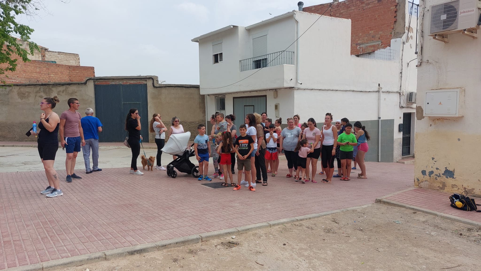 Reunión de vecinos y vecinas del Parque de Vista Alegre, explicándonos la situación del parque