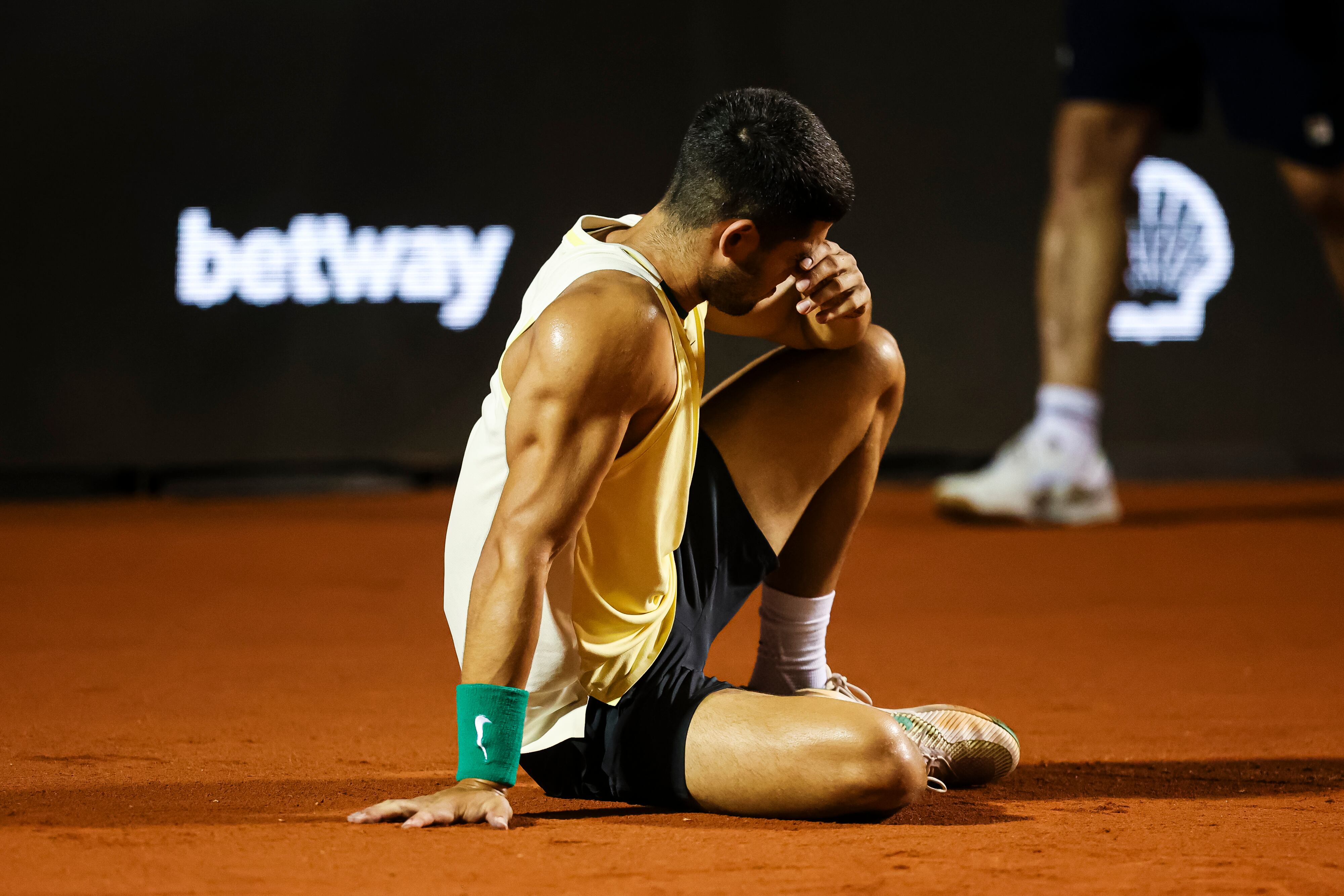 Carlos Alcaraz se duele del tobillo en su partido ante Thiago Monteiro