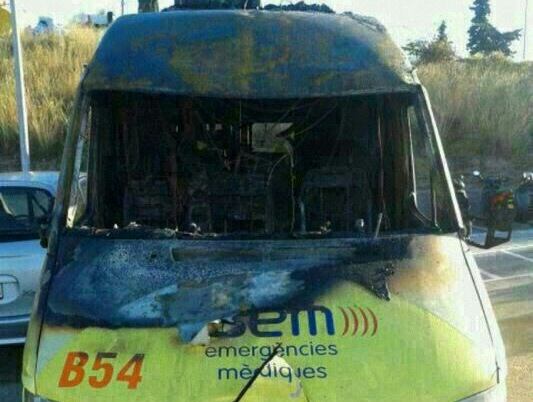 Imatge d'una de les ambulàncies cremades en els últims dies