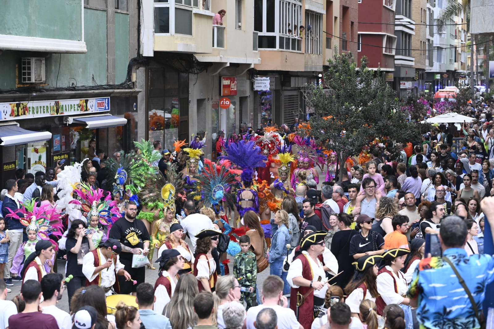 Comparsas y batucadas en las calles de Las Canteras