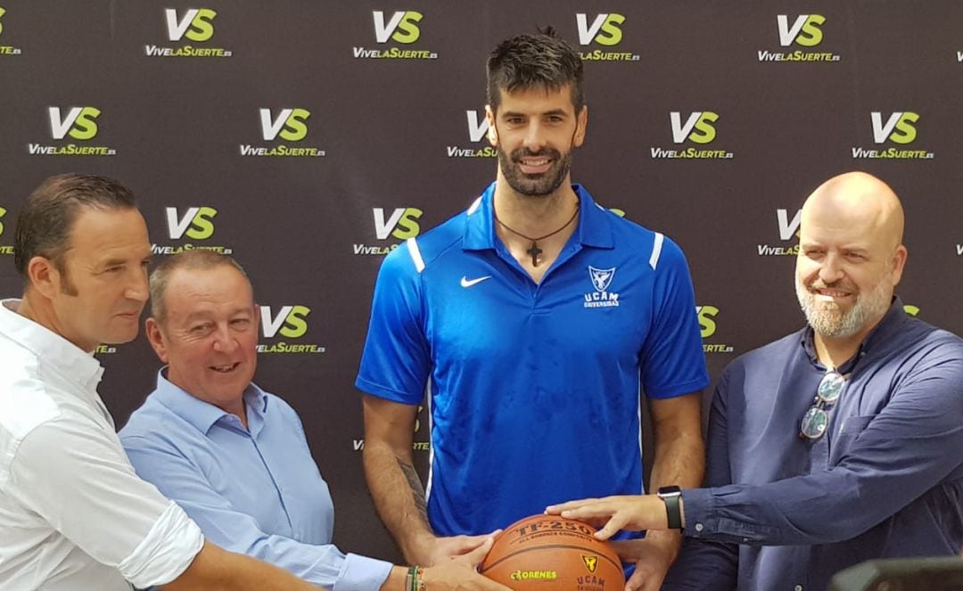 Sakota en su presentación como nuevo jugador del UCAM Murcia CB