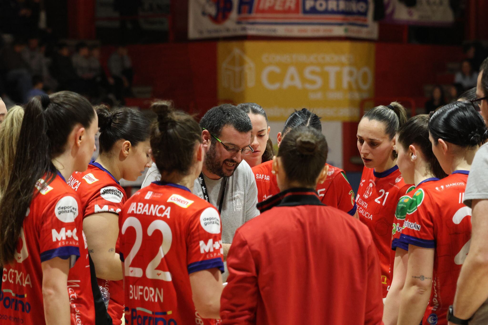 Isma Martínez da instrucciones a sus jugadoras en el municipal de O Porriño
