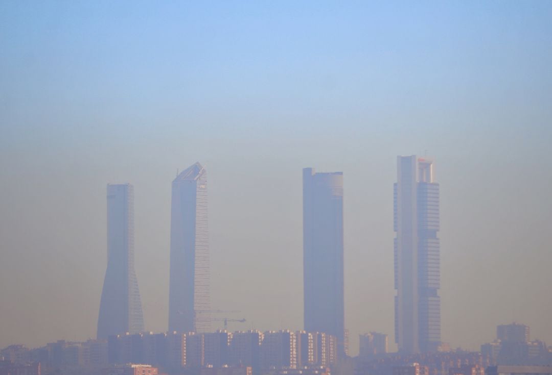 Imagen de la nube de contaminación sobre el centro financiero de la capital