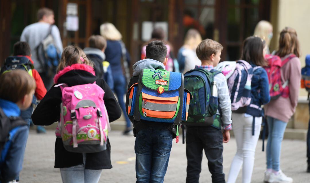 Niños, camino de un colegio, en una imagen de archivo