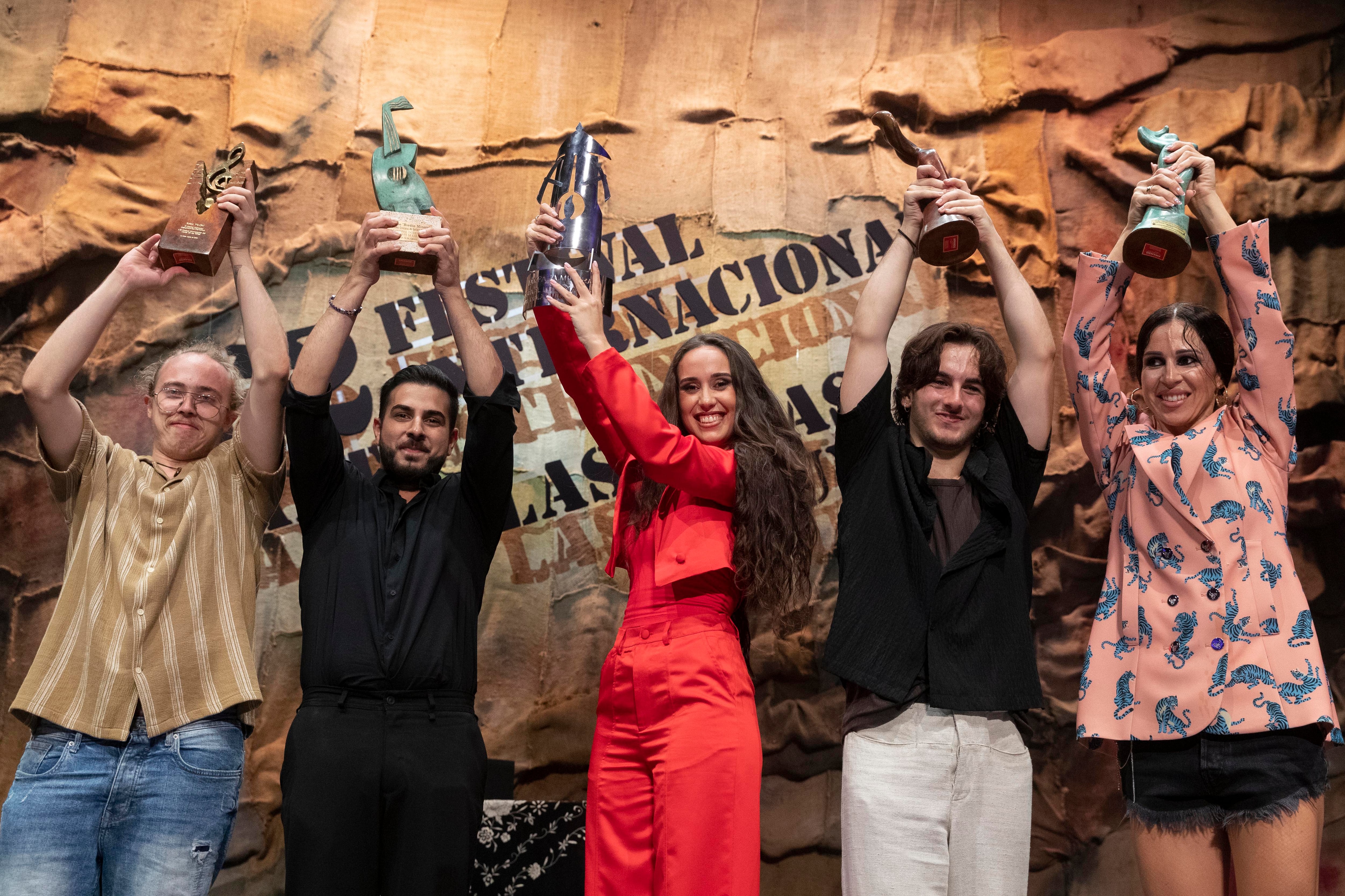 Los ganadores de la final del Festival Internacional del Cante de las Minas de La Unión posan anoche en el antiguo mercado público Catedral del Cante en la Unión (Murcia). (De izq a der) El pianista Raúl Pérez Fernández, ganador del premio &quot;Filón&quot;, el guitarrista Juan Luis Campos Triguero &quot;El Poti&quot;, ganador del &quot;Bordón Minero&quot;; la canataora cordobesa Rocío Crespillo Luna, ganadora de &quot;La Lámpara Minera&quot;; y los bailaores  Yoel Ferré Vargas y Rocío Garrido Joya, ganadorees del premio &quot;Desplante&quot; en categoría masculina y femenina, respectivamente