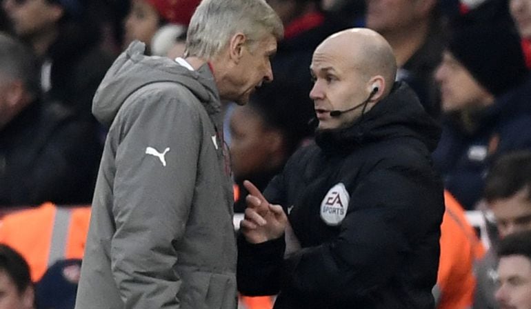 Arsene Wenger, enfrentado al cuarto árbitro del partido entre el Arsenal y el Burnley.