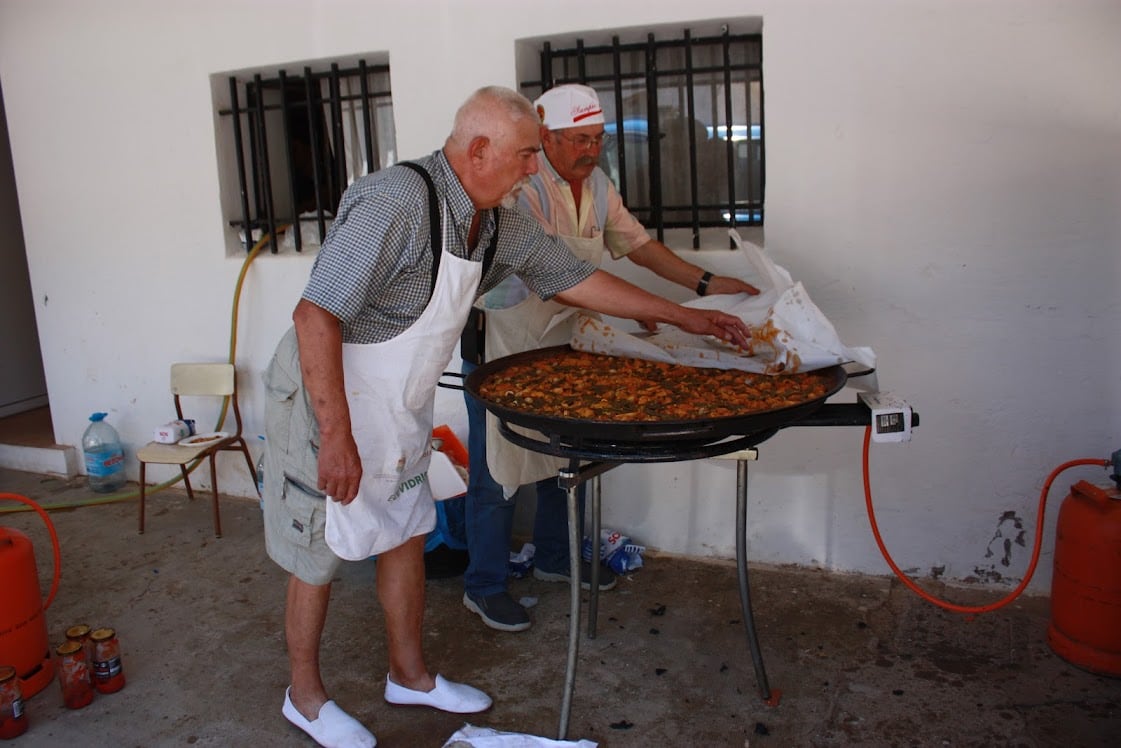 Comida popular en el homenaje entrega de placa Enrique San Benito Belmontejo 2022.