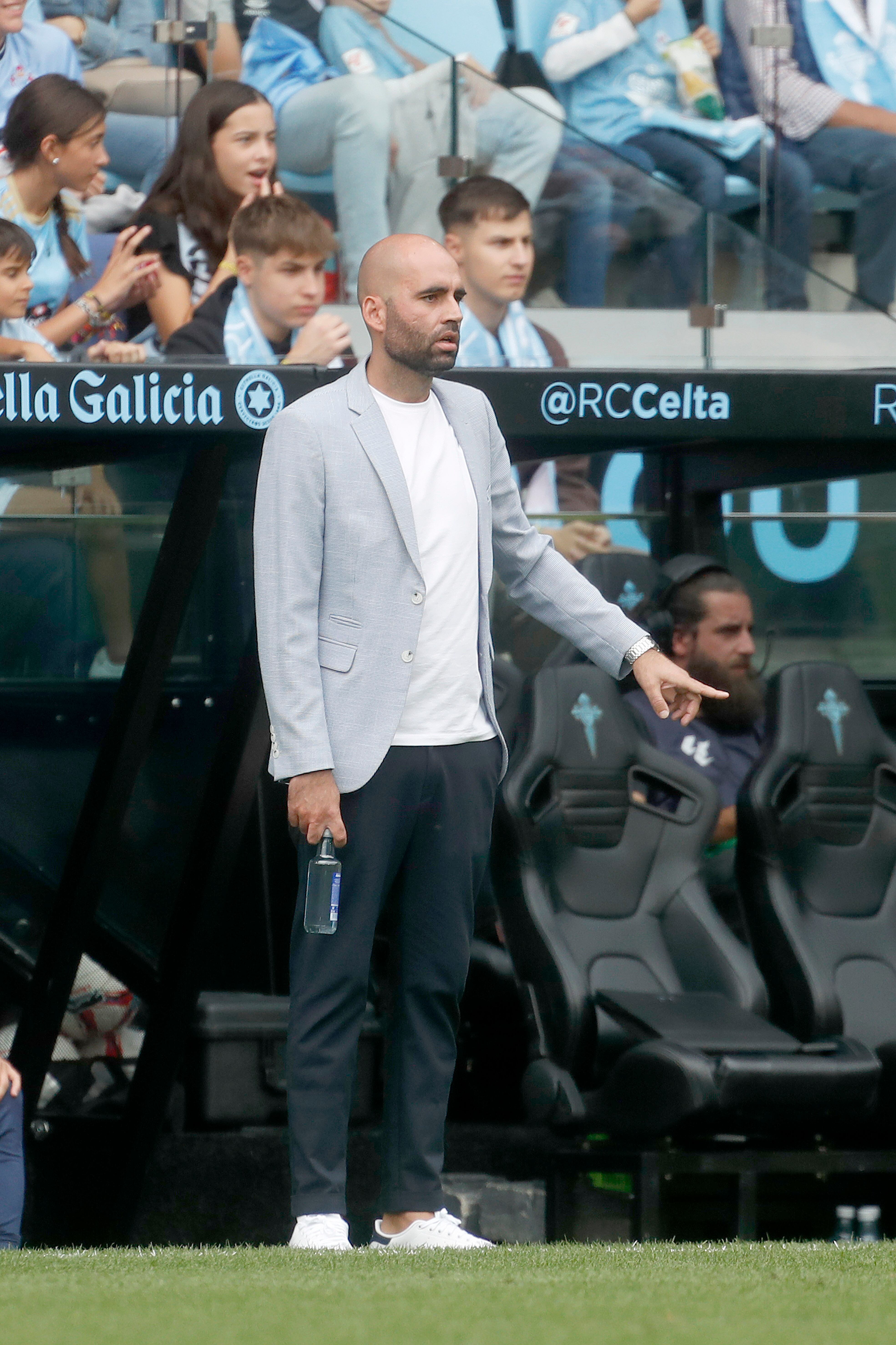 VIGO, 29/09/2024.- El entrenador del Celta, Claudio Giráldez da instrucciones a sus jugadores ante el Girona durante el partido de LaLiga entre el Celta de Vigo y el Girona celebrado este domingo el estadio Balaidos de Vigo. EFE / Salvador Sas
