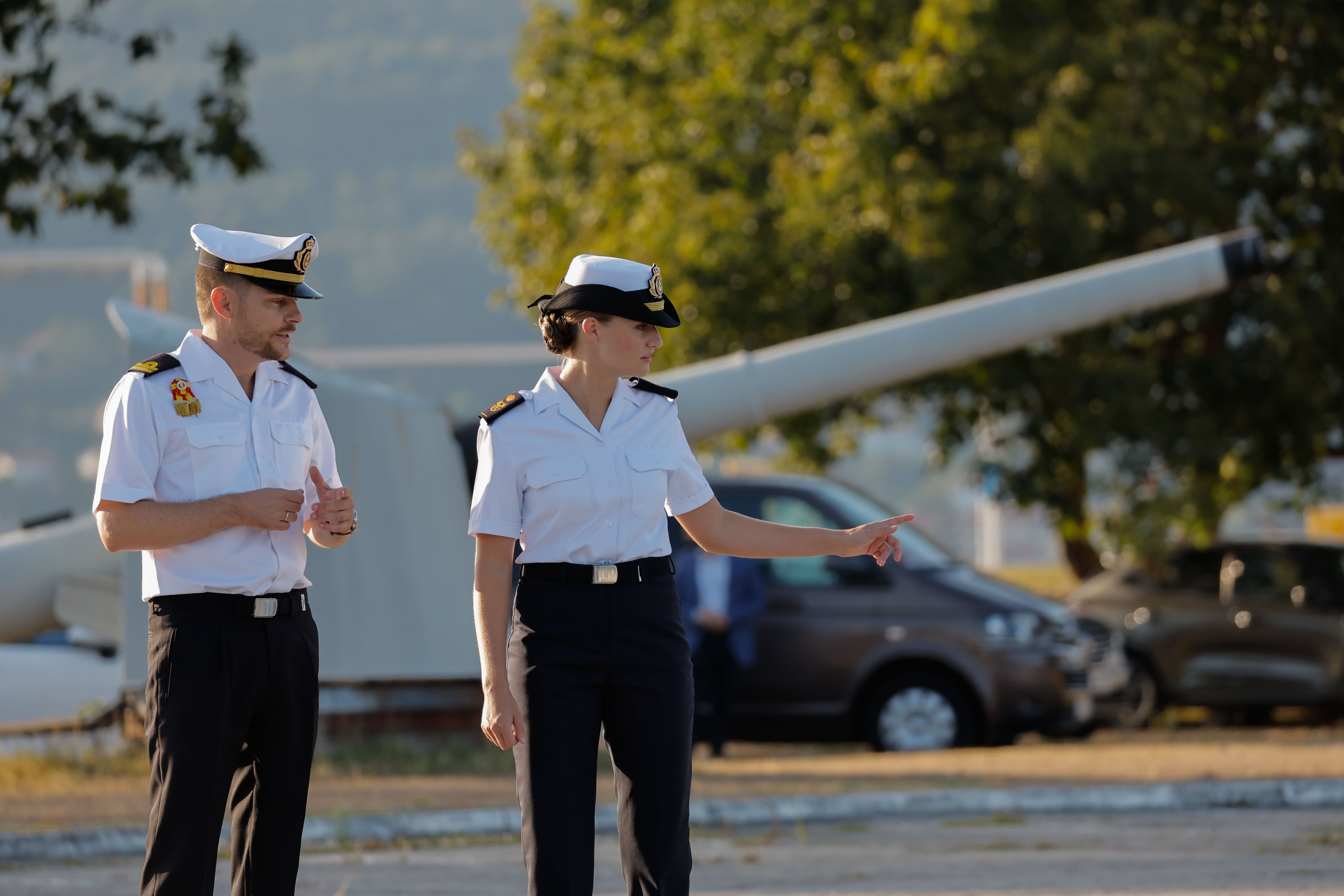 MARÍN (PONTEVEDRA), 29/08/2024.- La princesa Leonor (d) junto a su profesor Eric German durante una ceremonia este jueves en la Escuela Naval Militar de Marín, a la que ingresa hoy y en la que recibió formación castrense su padre, donde firmará en el libro de honor, para incorporarse al curso 2024-2025. Leonor de Borbón Ortiz, que cumplirá 19 años el próximo 31 de octubre, completó el pasado mes de julio su primer año de formación militar en la Academia de Zaragoza. EFE/ Lavandeira Jr
