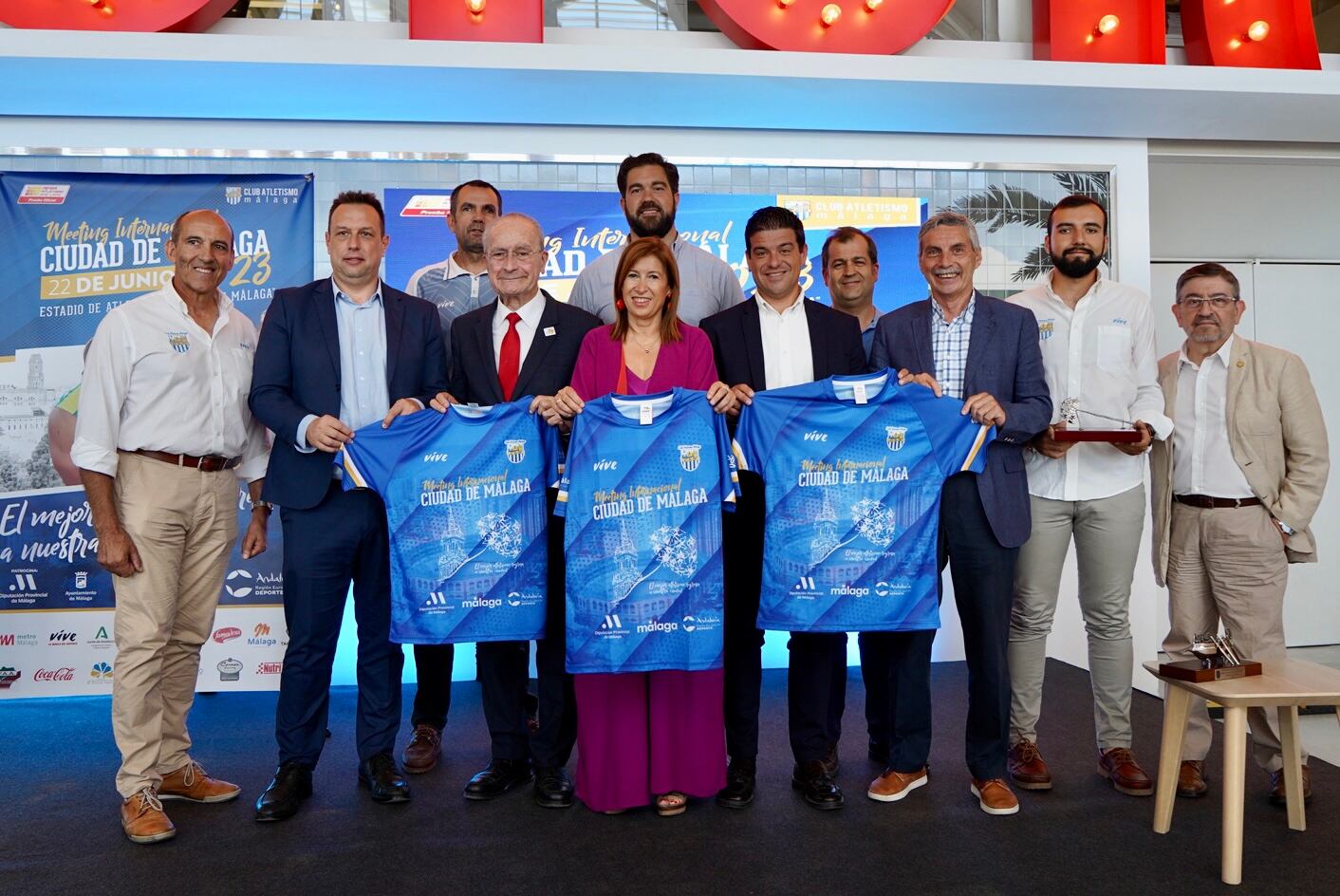 Autoridades y organizadores presentes en la presentación del acto