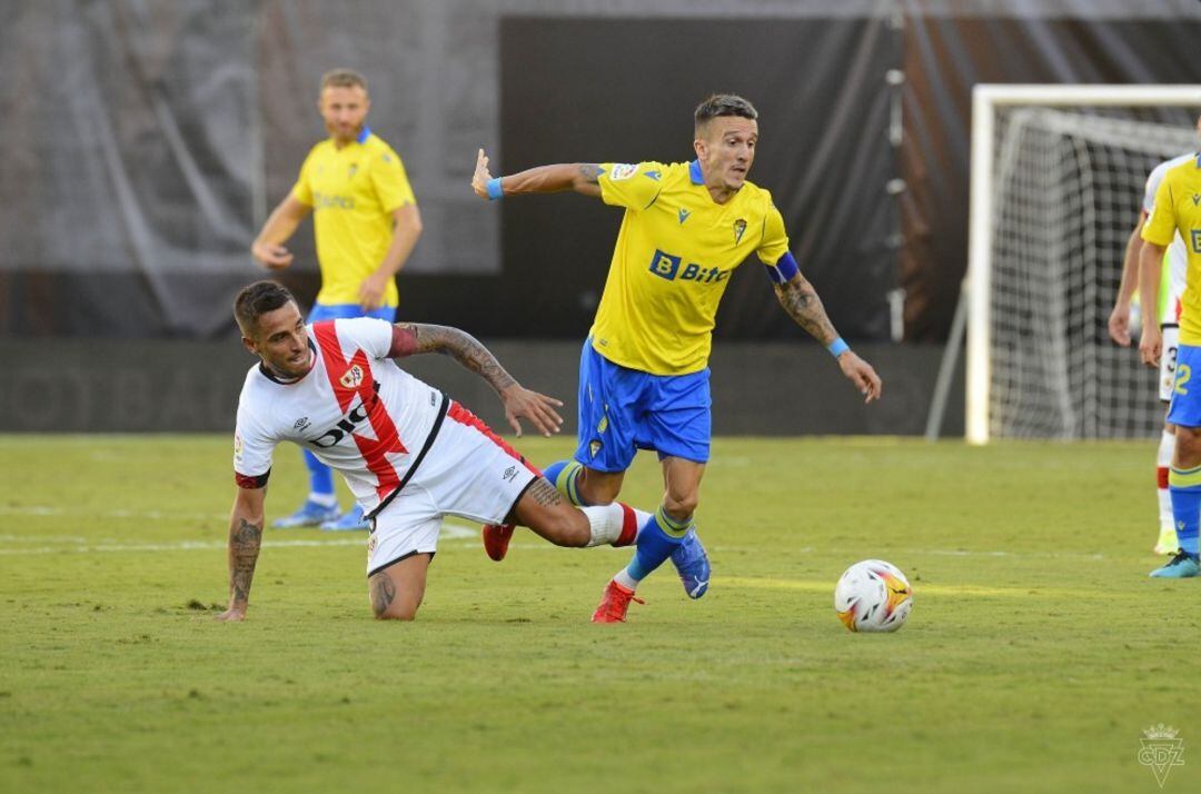 Salvi Sánchez conduce una pelota en el partido ante el Rayo Vallecano.