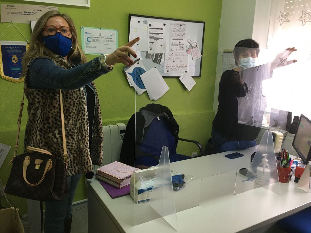 La Asociación Mundo Azul recibe dos mamparas de seguridad de manos del Club Rotario de Palencia