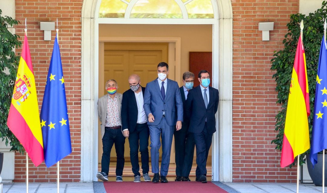 El secretario general de UGT, Pepe Álvarez; el secretario general de CCOO, Unai Sordo; el presidente del Gobierno, Pedro Sánchez; el presidente de CECALE, Santiago Aparicio; y el presidente de la CEOE, Antonio Garamendi; a su llegada a la firma del acuerdo del Ejecutivo nacional con los agentes sociales para reformar las pensiones.