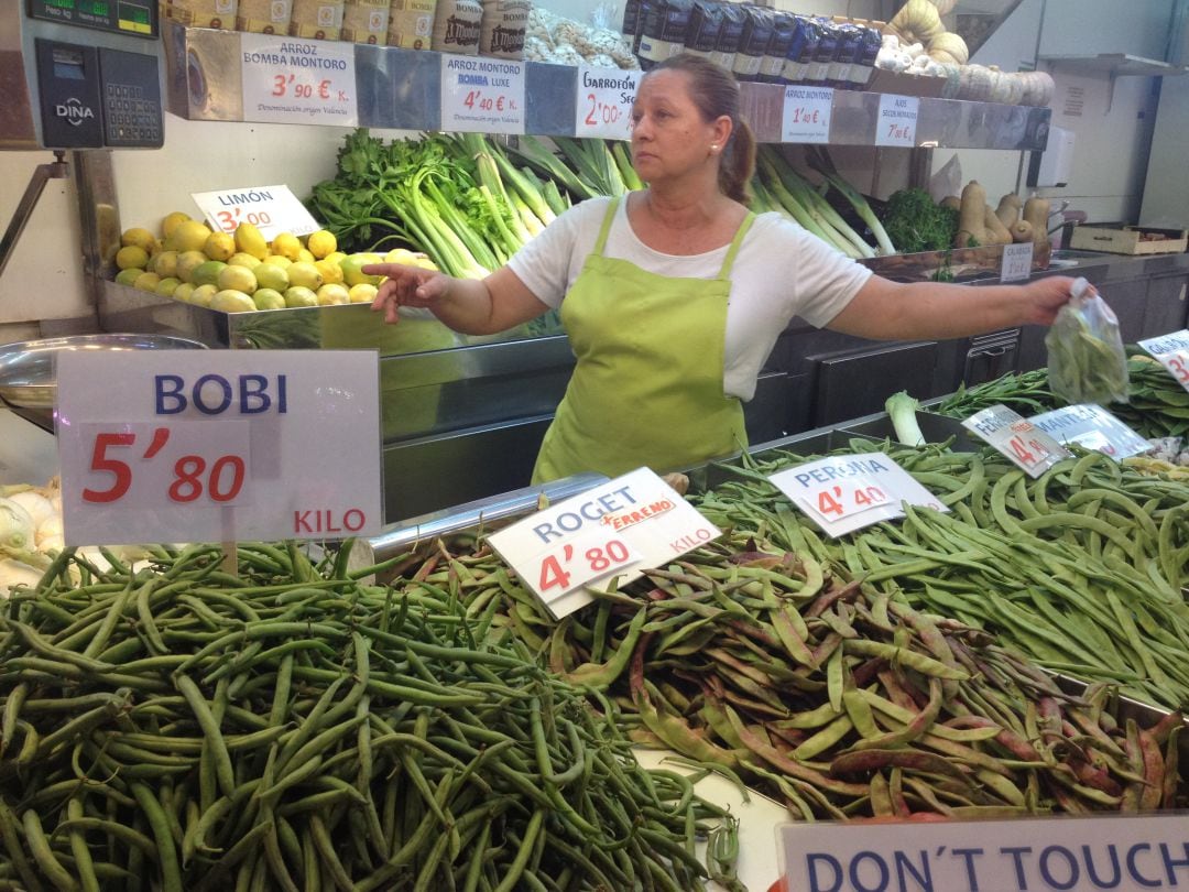 Lola Peris, en su puesto del Mercat Central de Valencia.