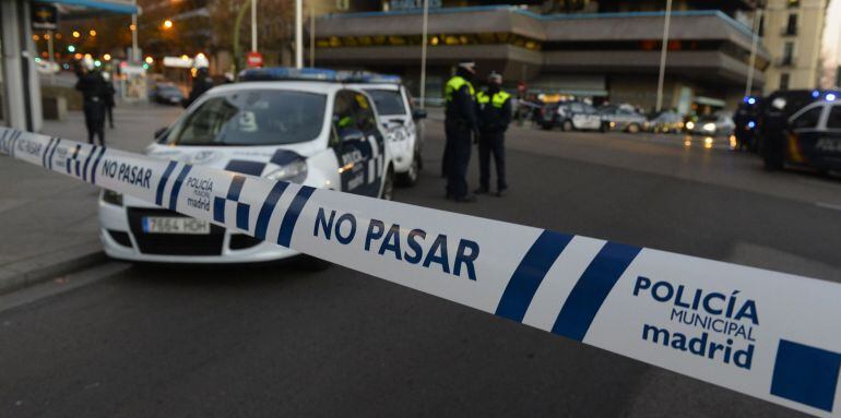 Spanish policemen stand at the entrance of Genova street close to the Spanish Popular Party&#039;s headquarters after a man runned his car with two gas cylinders into the political party&#039;s building, in Madrid on December 19, 2014. The area in central Madrid wa