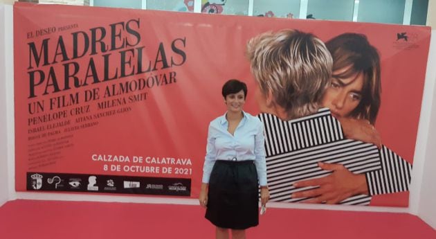 Isabel Rodríguez posando junto al cartel de &quot;Madres Paralelas&quot; a su llegada a Calzada de Calatrava